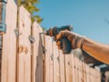 Respecter les normes locales : Comment fixer un panneau bois sur du grillage selon la législation